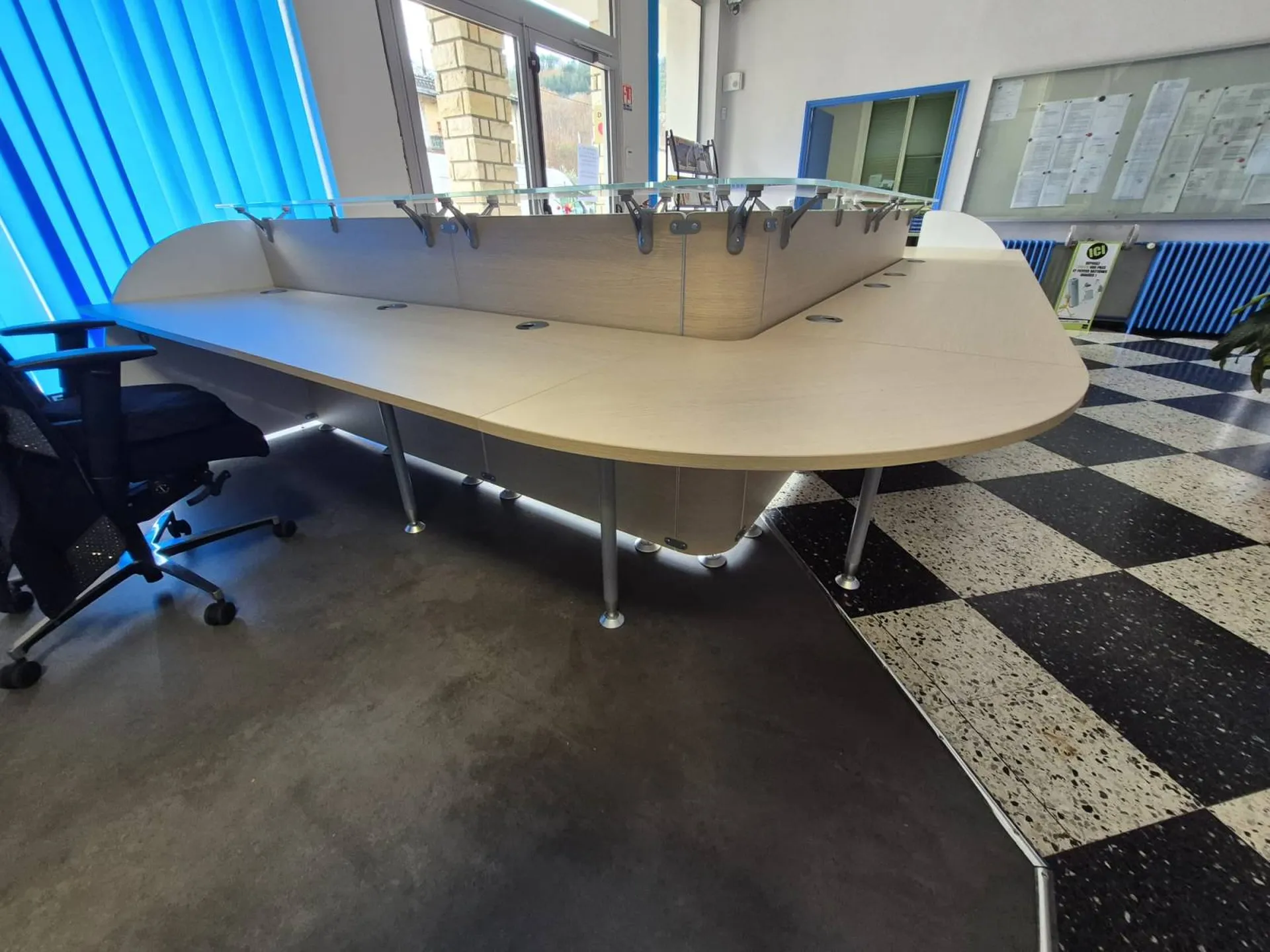 Mobilier de bureau et mobilier de banque d'accueil à Molières-sur-Cèze