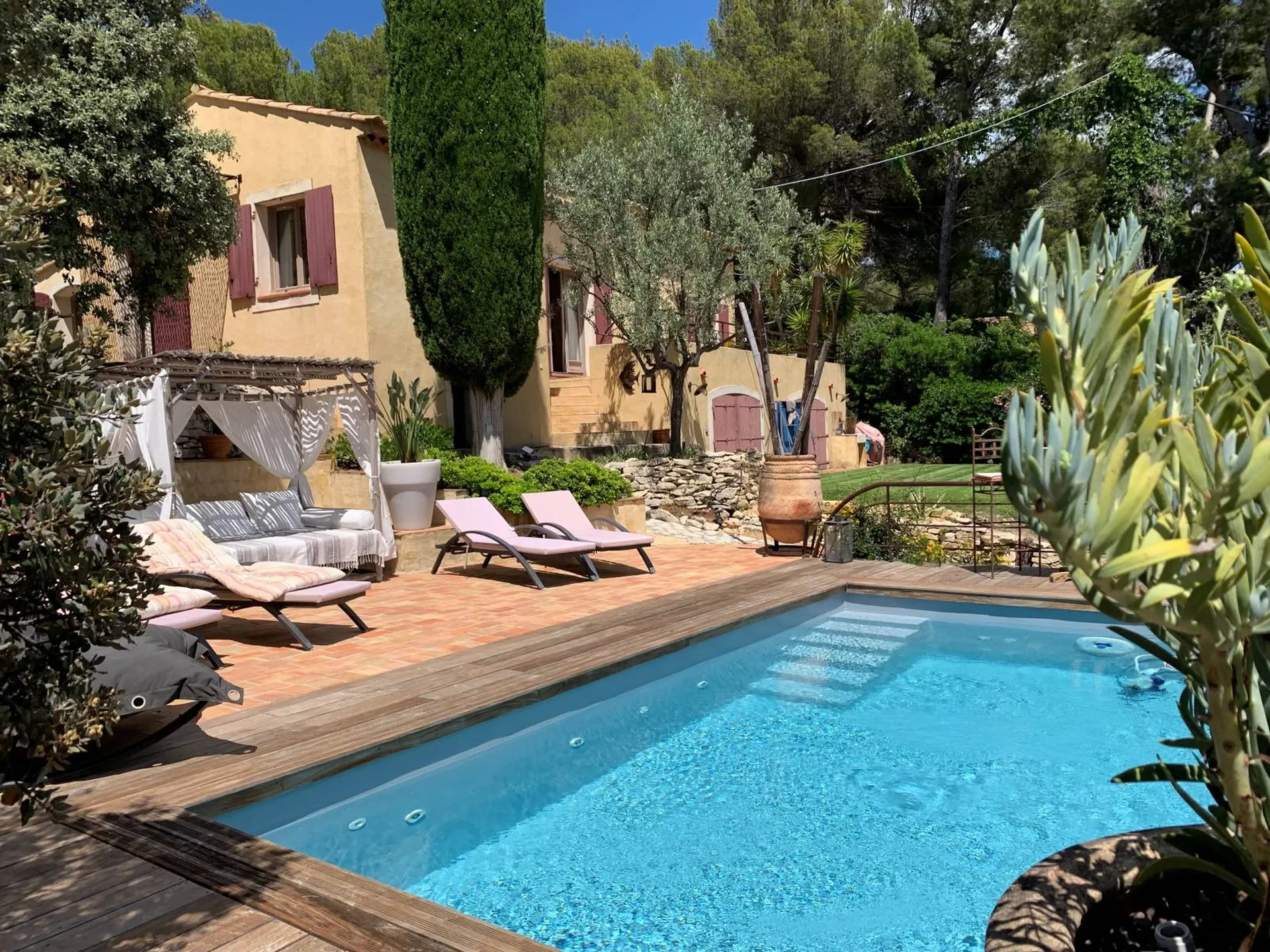 A vendre maison individuelle Cassis  dans un cadre verdoyant avec piscine et panorama exceptionnel