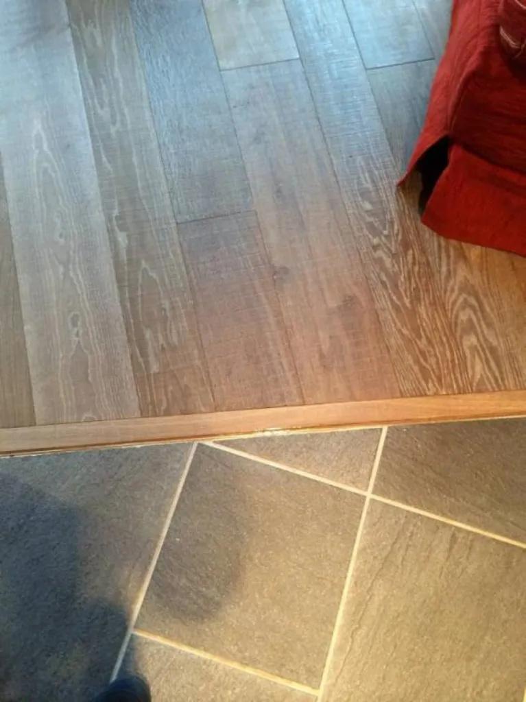 Pose d'un parquet contrecollé chêne moka scié dans un duplex a Avoriaz