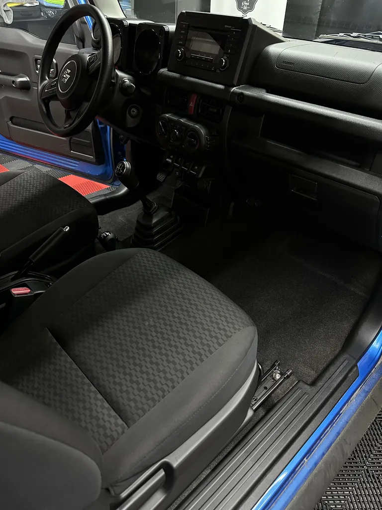 Nettoyage intérieur complet Suzuki Jimny très encrassé avec shampouinage moquettes intensif pour remise en état près de Torcy