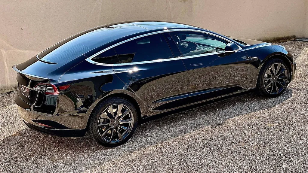Rénovation et protection de carrosserie Tesla modèle 3 noir à Lyon