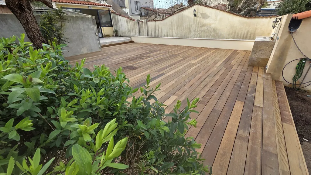 Réalisation d’une terrasse en bois exotique Itauba avec rehausse d’une terrasse existante à Marseille (13009)