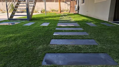 Pose de dalles dans un jardin zen du Vaucluse