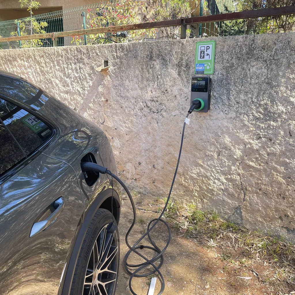 Durant votre séjour à l'Hôtel de la Plage - HDLP de Bormes Les Mimosas, rechargez votre véhicule électrique sur notre borne!