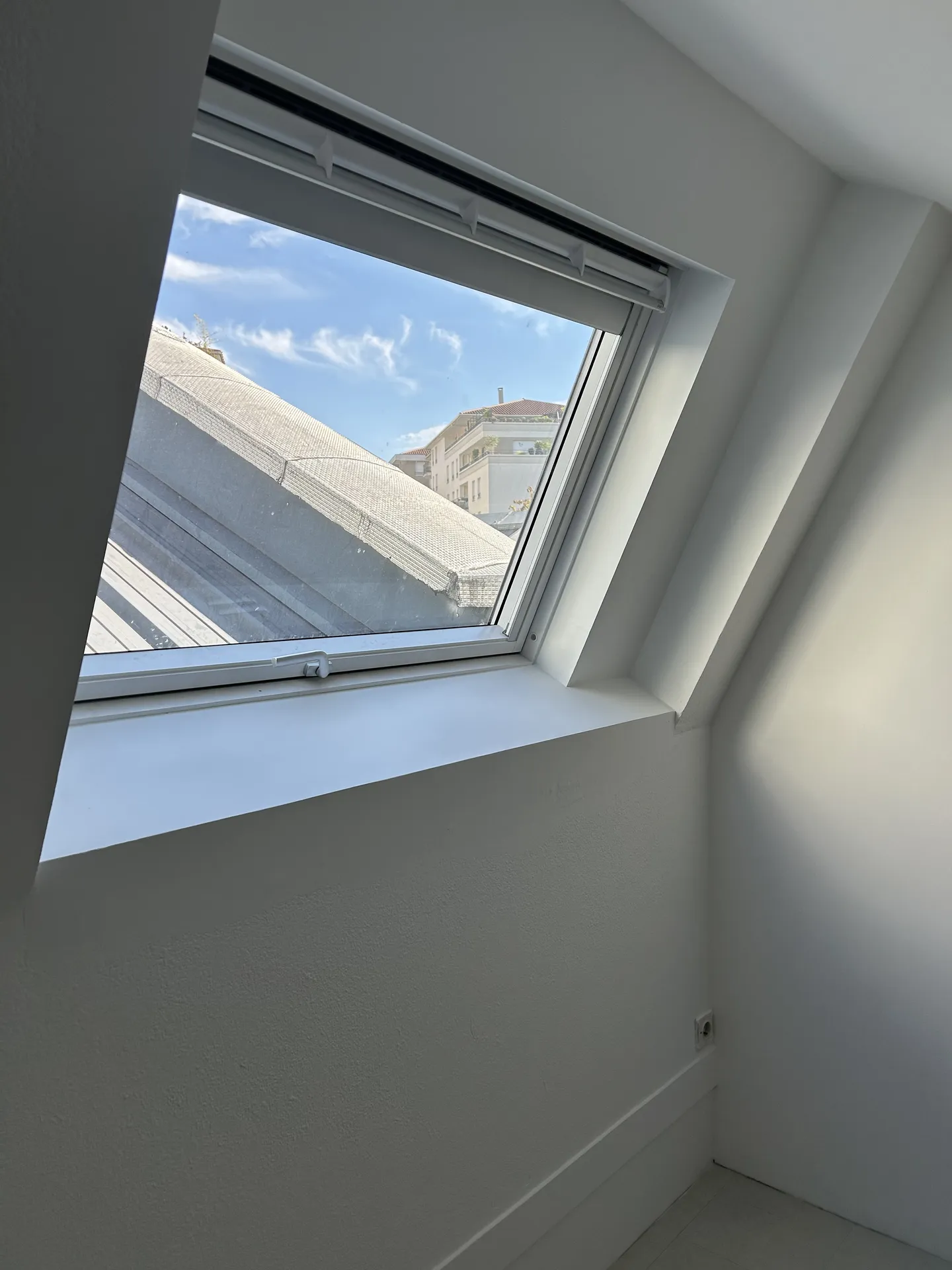 Fenêtre de toit neuve vue de l’intérieur apportant plus de lumière naturelle et améliorant le confort thermique à Belleville-en-Beaujolais (Rhône 69)