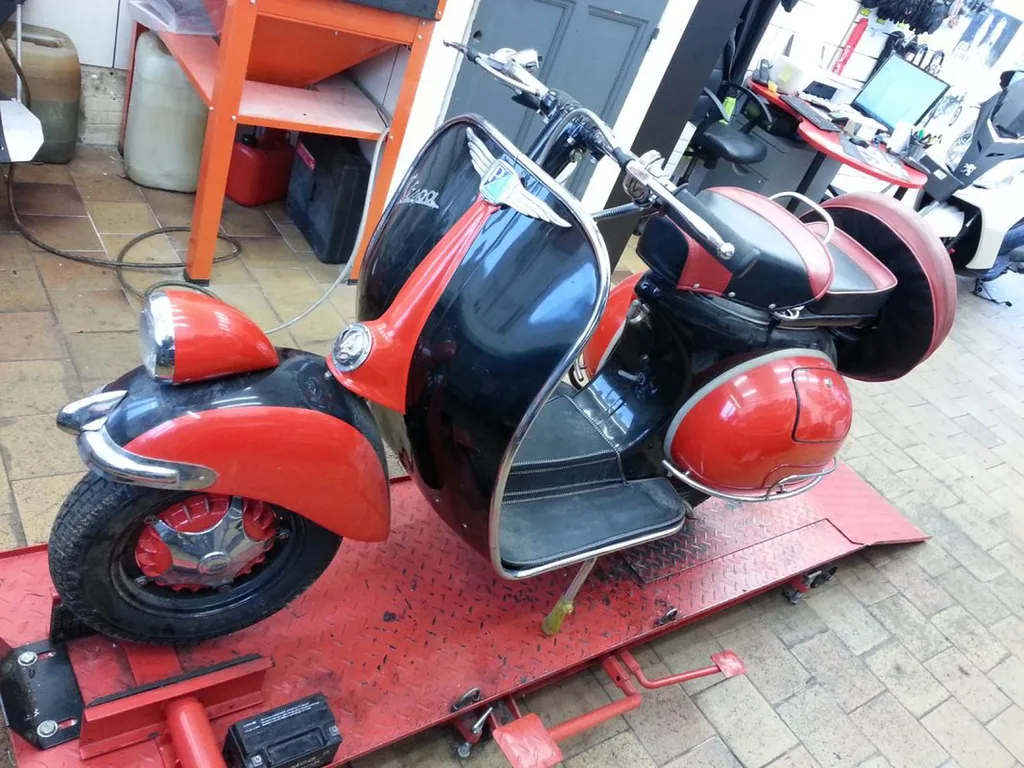 VESPA FARO BASSO SANARY SUR MER