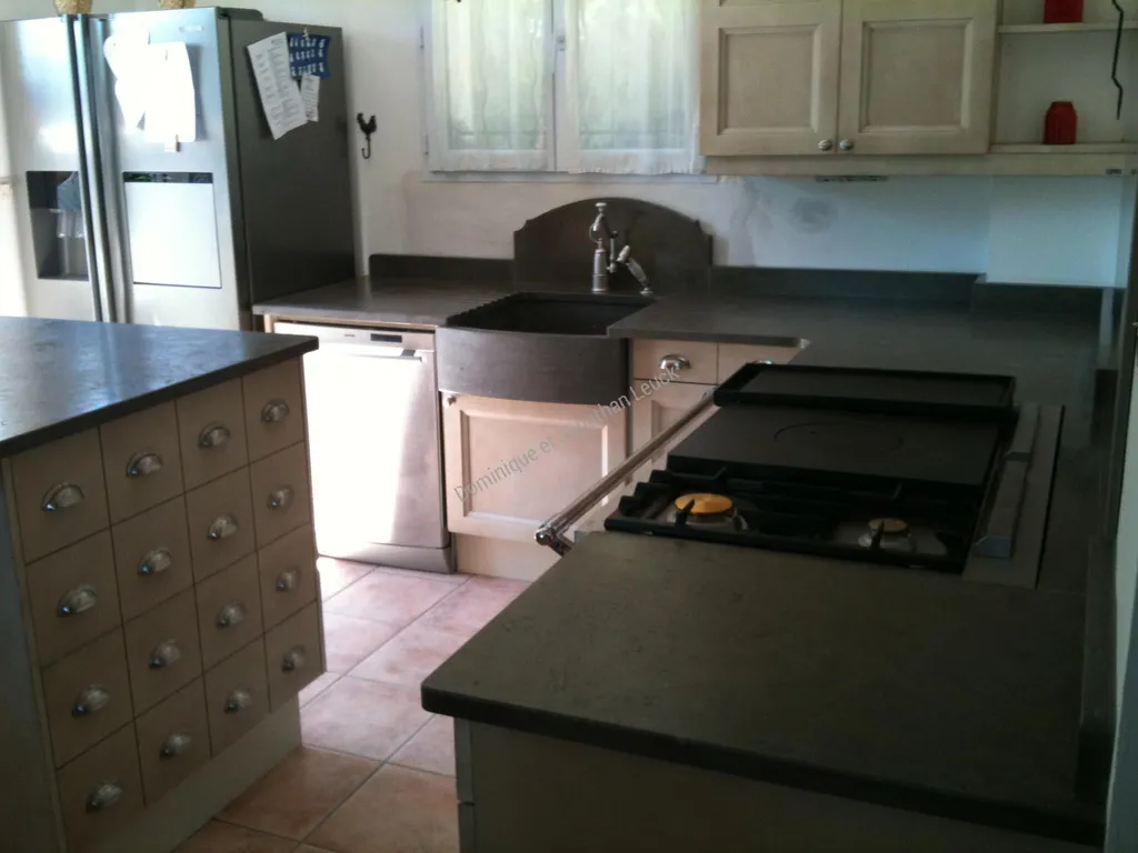 Cuisine en pierre blanche d'Estaillades