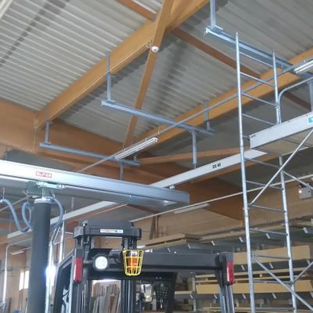 Installation d'une poutre roulant aluminium sous charpente bâtiment tube de levage à Annecy en Haute-Savoie