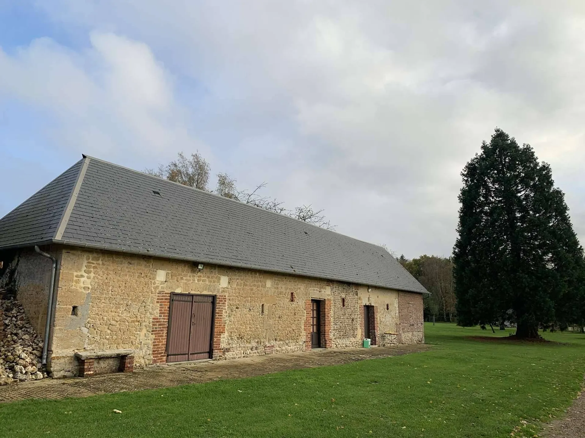 A vendre dans le PAYS D'AUGE (CALVADOS)  : PROPRIETE DE 31 HA avec MAISONS EN COLOMBAGES