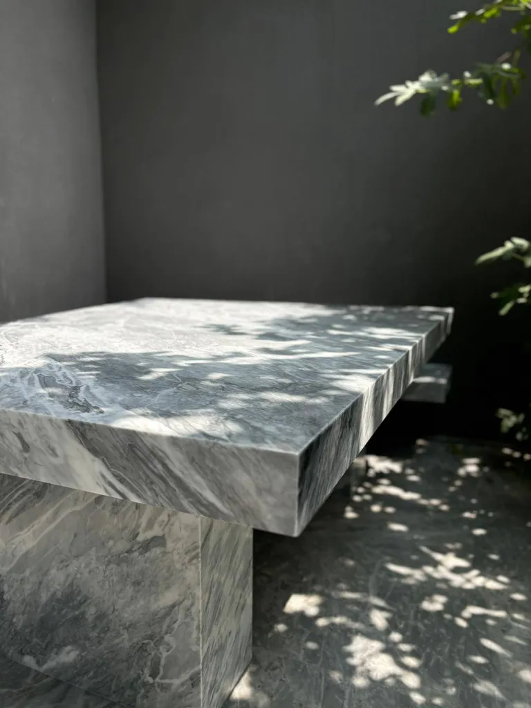 Table et ses banquette sur-mesure en marbre Bardiglio à Eygalières 