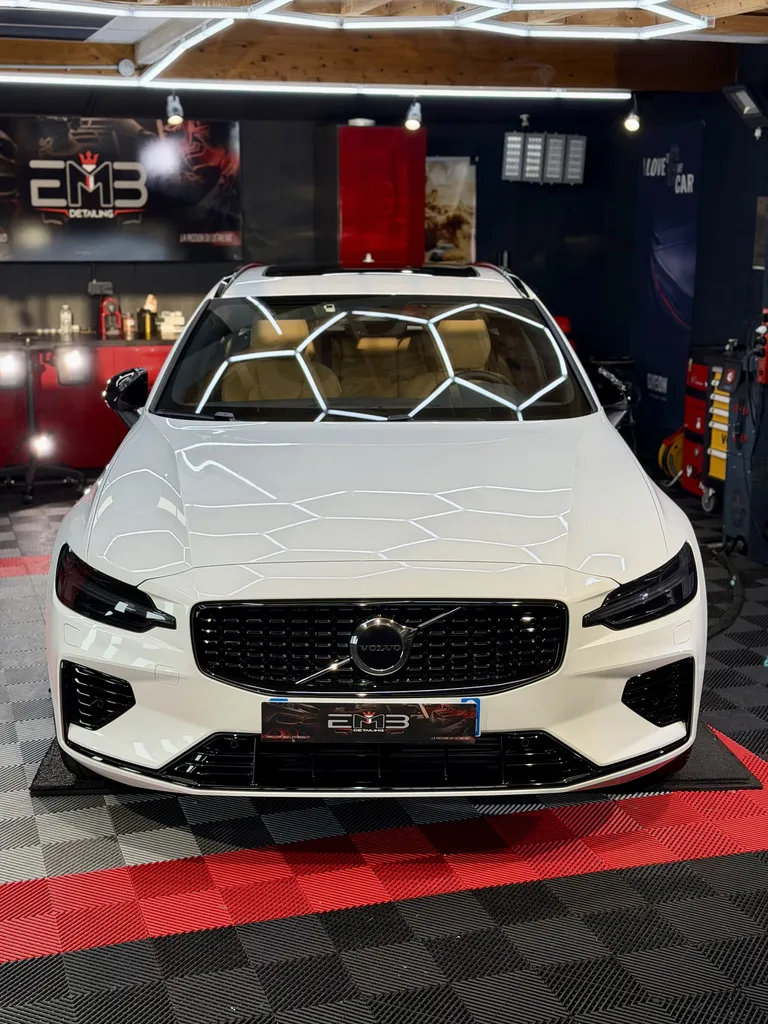 Rénovation carrosserie et traitement céramique Volvo V60 à Brindas près de Lyon Ouest avec polissage professionnel haut de gamme