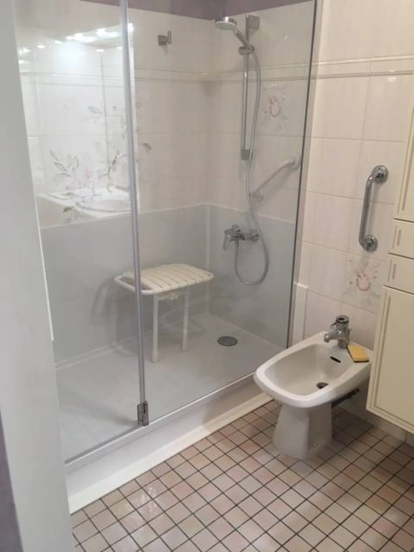 Remplacement d'une baignoire par douche sécurisée pour sénior à St Maximin, Var (83)