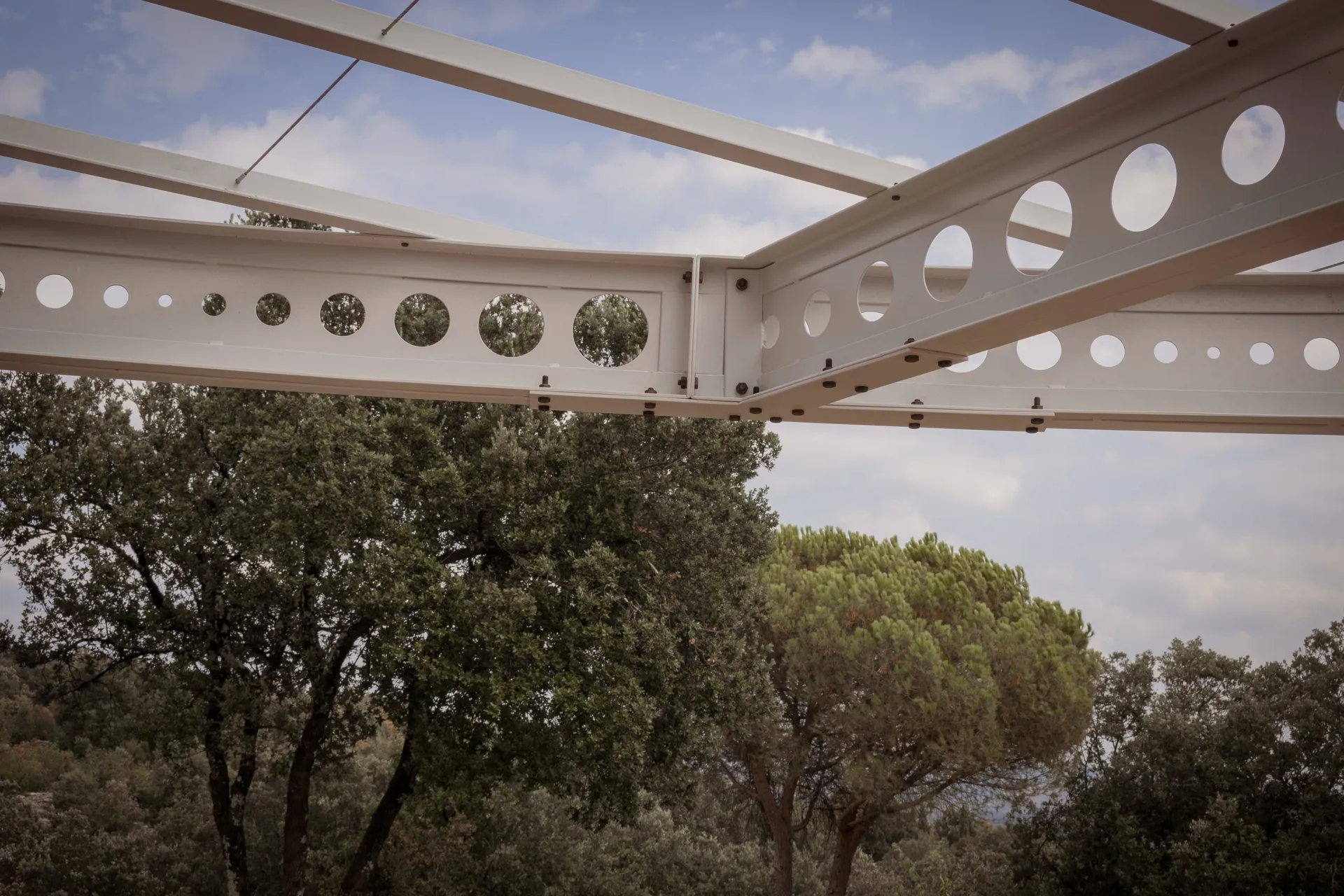 Fabrication d'une pergola appelée circulaire de part sa forme pour ombrager une terrasse d'exception en Sud Ardèche