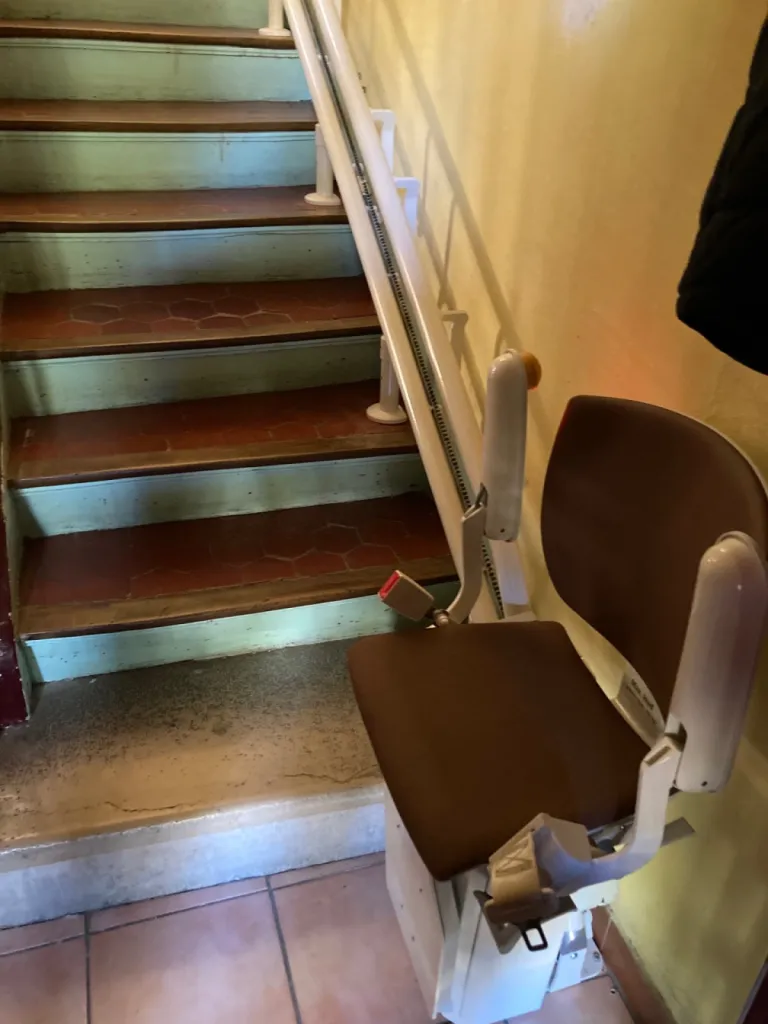 Installation d’un fauteuil monte escalier courbe chez un particulier à Toulon dans le Var