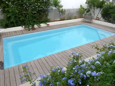 PISCINE COQUE POLYESTER FOND INCLINE MODELE BROOKLYN DE 7M A 10 M COCKTAIL PISCINE PLAN DE CAMPAGNE