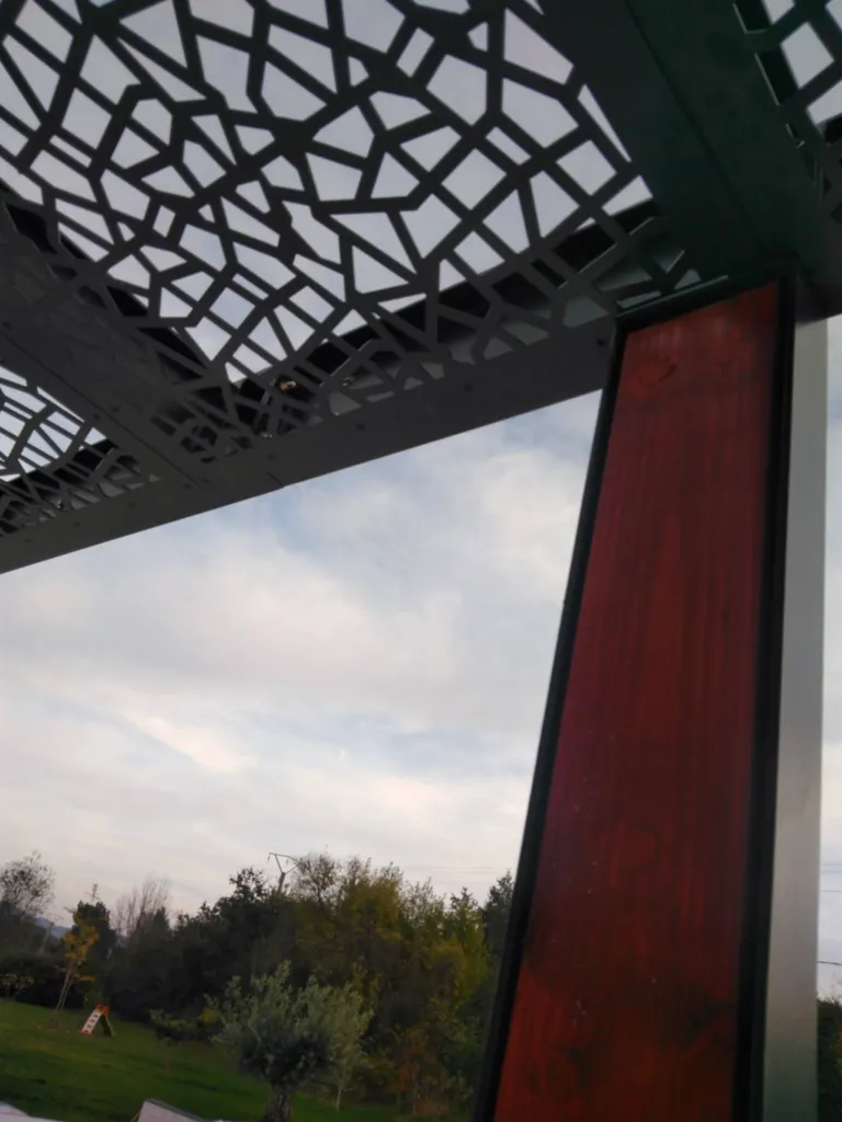 Thermolaquage d'une Pergola IPN / Bois rouge réalisé par GIANI Olivier