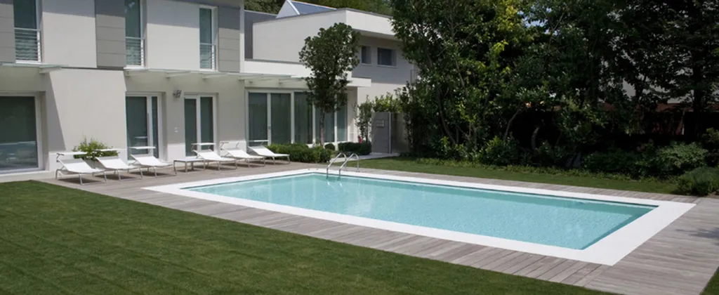 BLUESPRING by LAGHETTO, Aquarev'Piscines opte pour l'essentiel de la piscine à débordement !