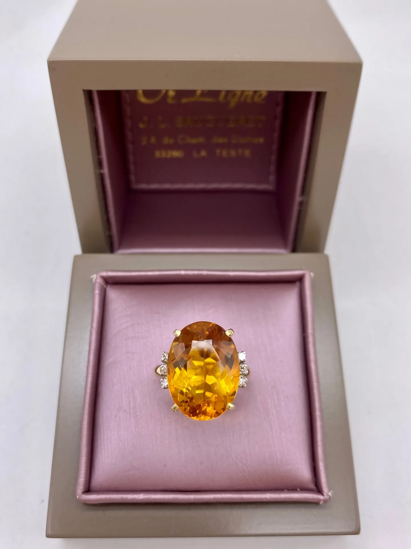 je recherche une bague en or avec pierre de couleur orangée que je peux trouver chez Or Ligne, bijouterie à La Teste de Buch près de Bordeaux