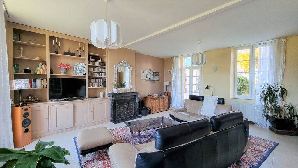 A vendre très belle propriété de 225 m² habitables, 5 chambres, piscine couverte, à 5 km de tous commerces 76260 et 10 km de la mer.