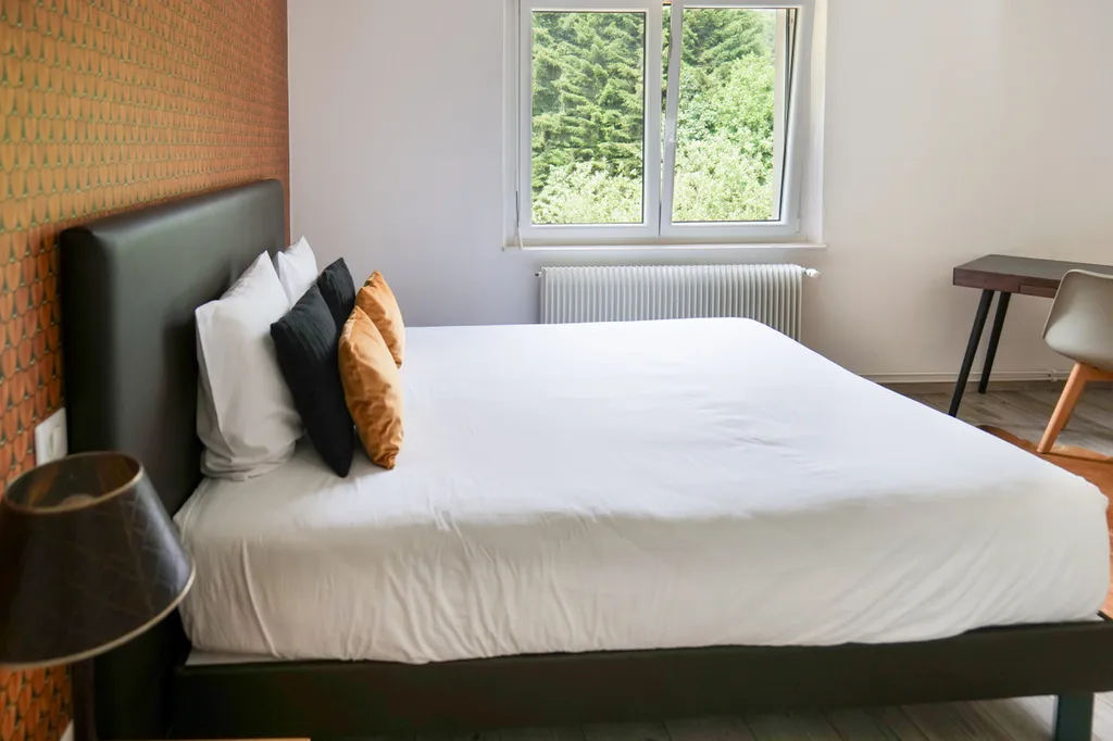 Suite hôtel famille en Alsace avec deux chambres communicantes dans un écrin de verdure