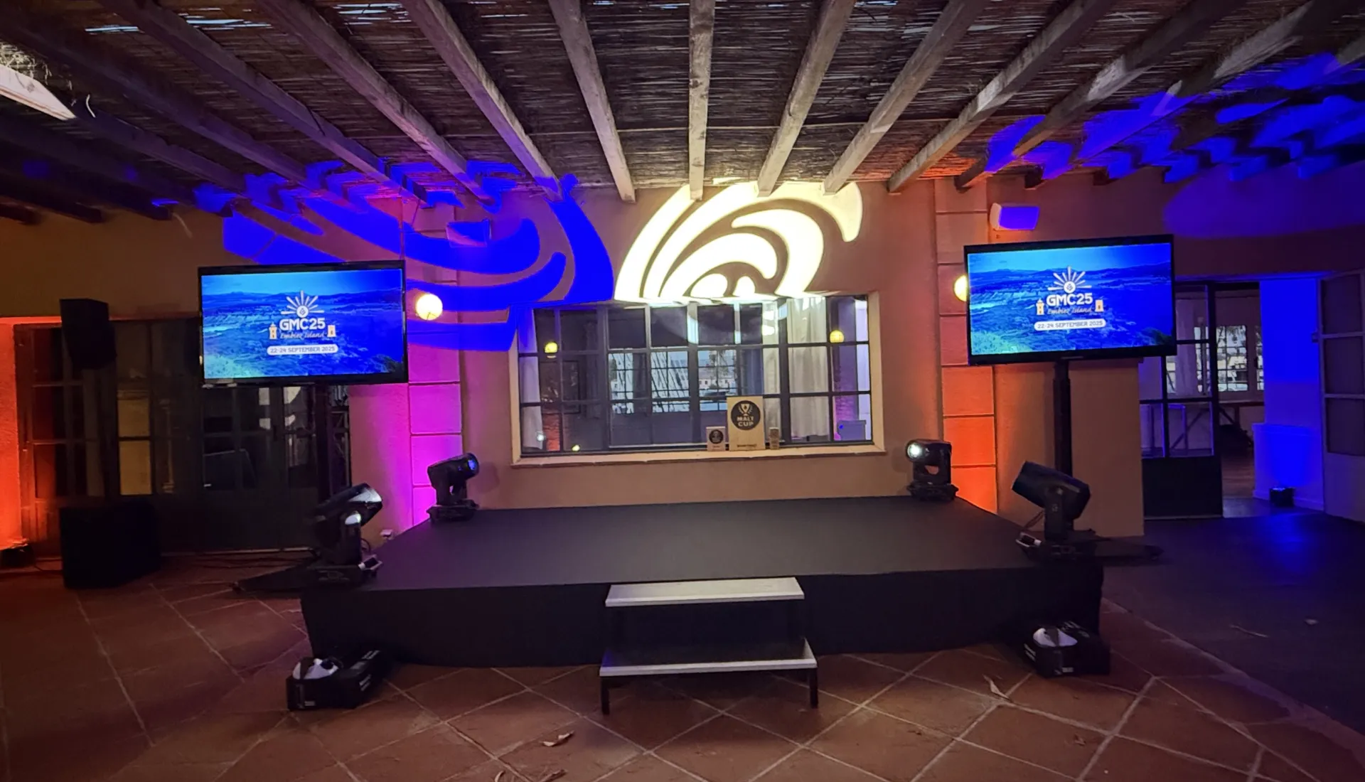 location de matériel sonorisation éclairage audiovisuel podiums pupitre structures scène à Six fours dans le Var