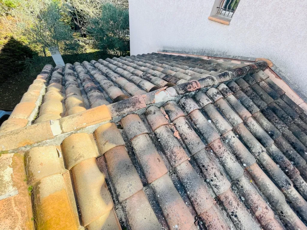 Rénovation d’une toiture de maison sur Faîtage et nettoyage de tuiles sur Fuveau 13710 près de Aix en Provence.