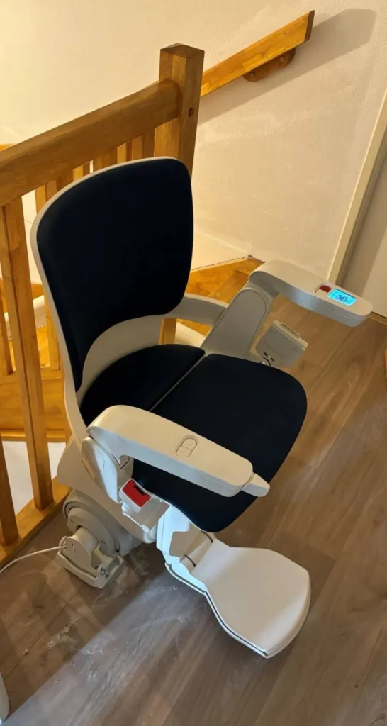 Les dernières innovations sont présentes pour ce fauteuil monte escalier OTOLIFT Modul'Air Smart dans cet escalier 2/4 tournant en Avignon