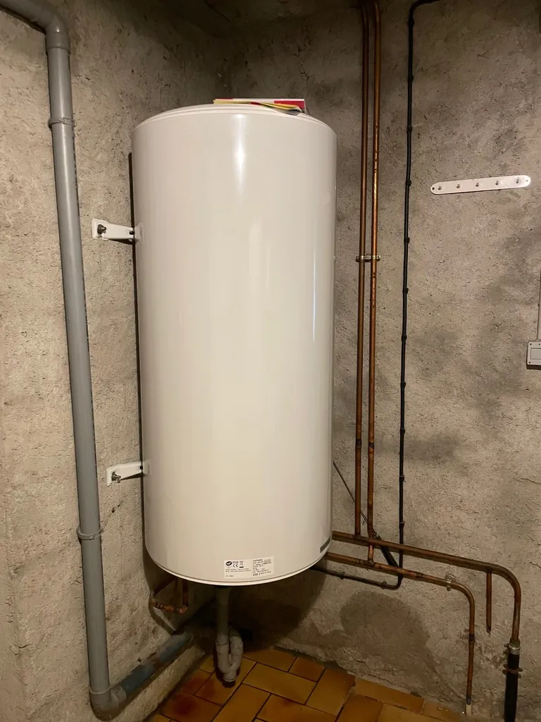Remplacement d’un chauffe-eau murale de 200L percé sur Messimy 