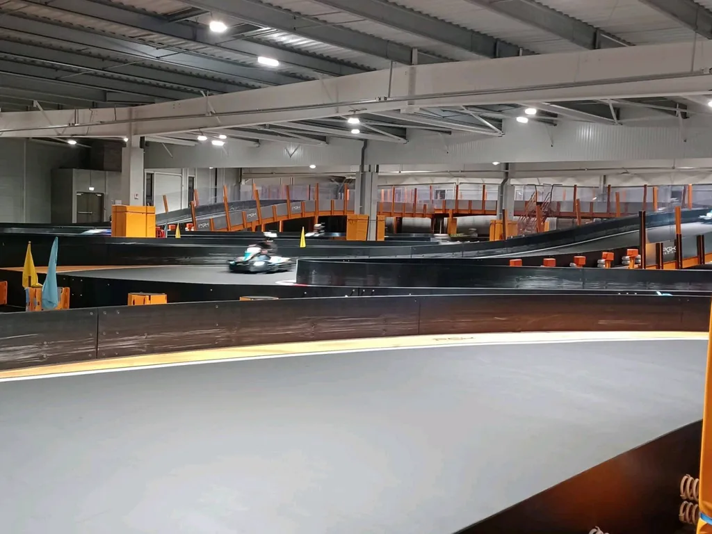 Sortie karting et repas convivial pour clôturer cette année 2022, avec l'équipe 2VI PEINTURE au complet