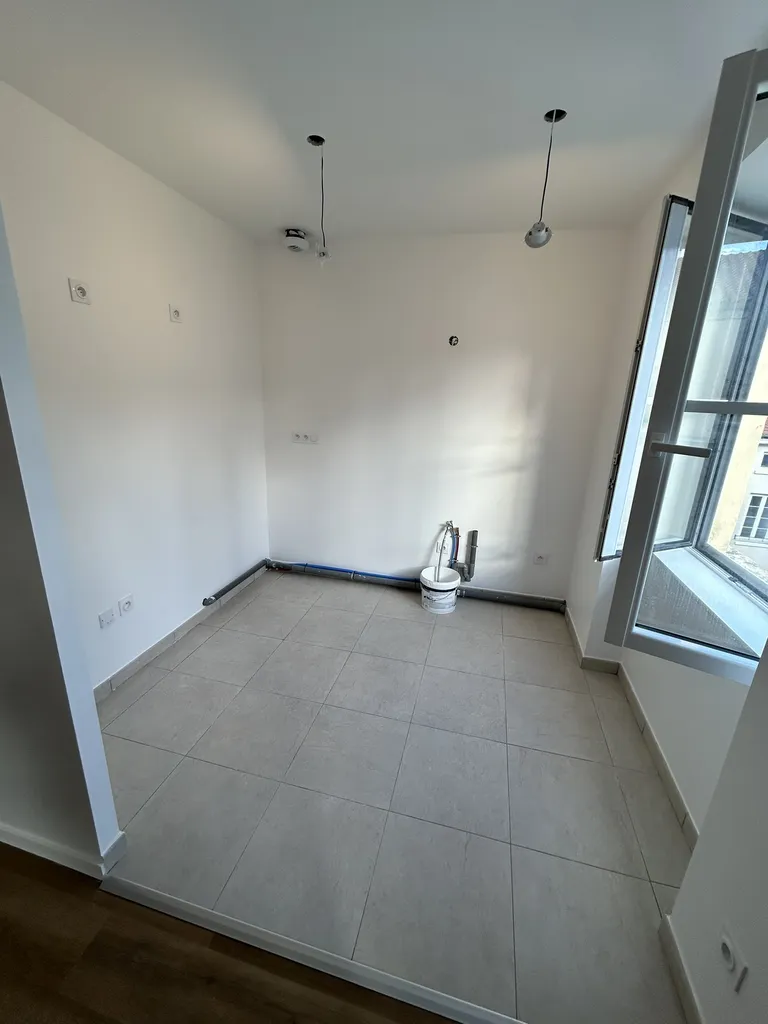 Cuisine rénovée avec pose d’un carrelage moderne dans une maison à Tassin-la-Demi-Lune près de Lyon