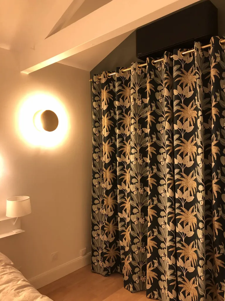 Confection de rideaux occultants et thermiques, finition à oeillets  pour aménagement d’une fenêtre de chambre à Collonges au Mont d'or