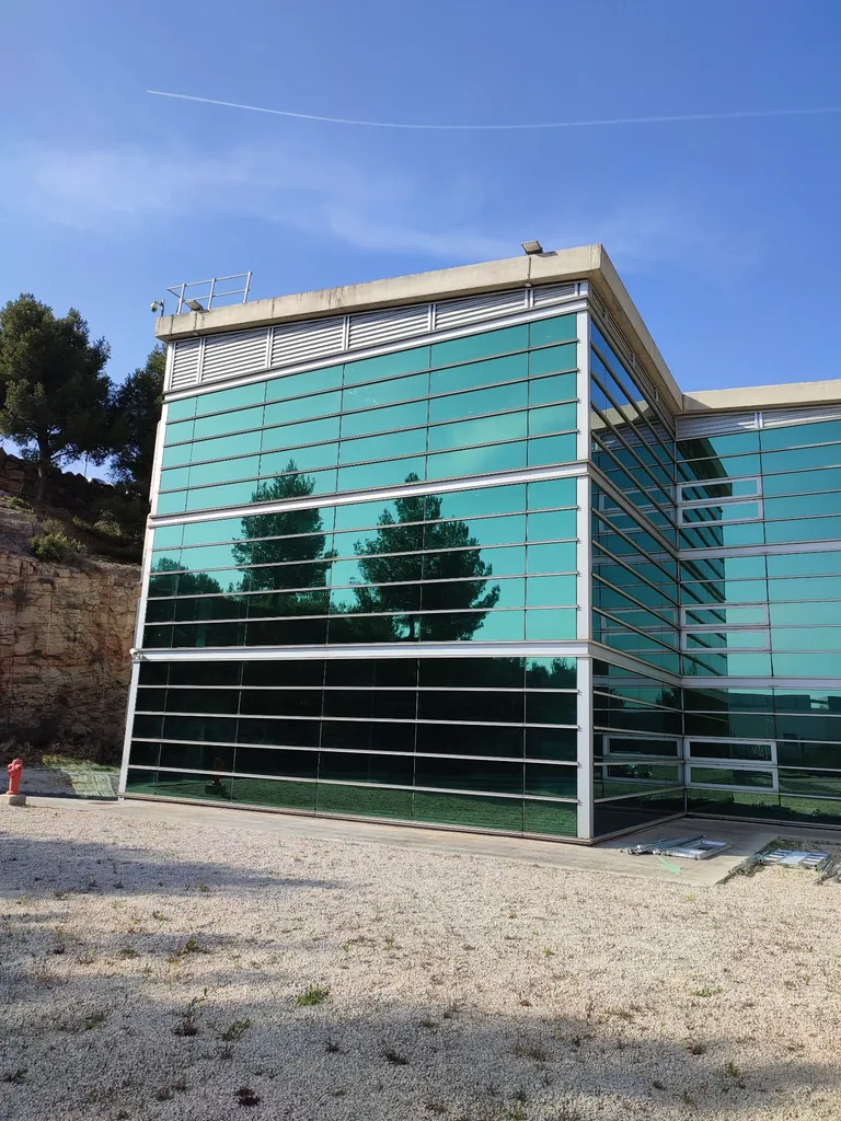 Le spécialiste des films de protection solaire et stores pour baies vitrées et fenetres de bureaux d'Entreprise dans les Bouches-du-Rhône