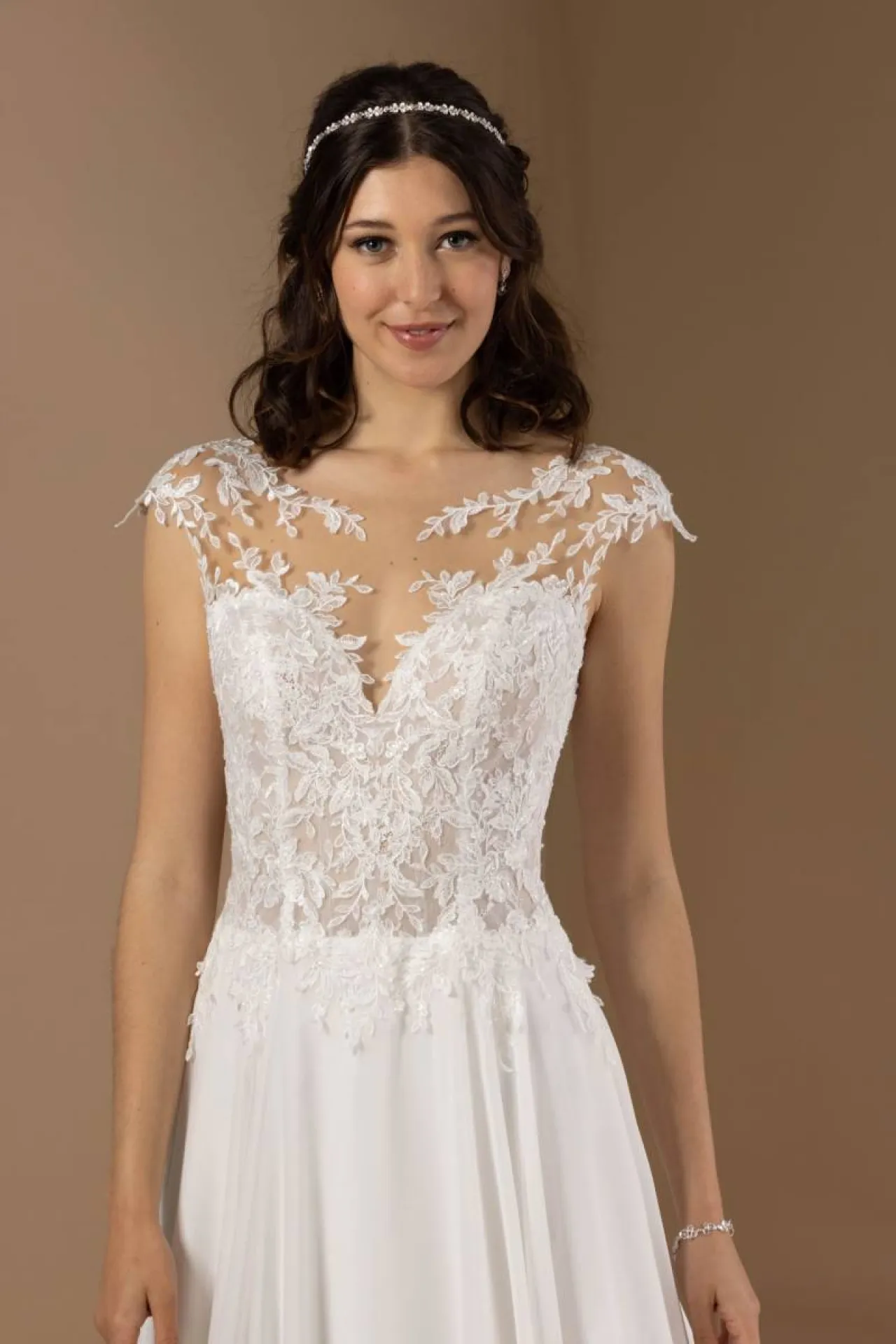 Gracieuse, proposée dans notre show room de Marseille mariage en provence