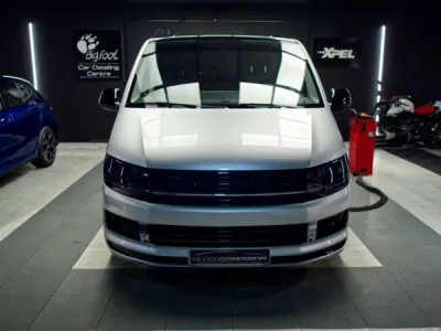 Gloss Obsession a appliqué un PPF film de protection XPEL sur ce Volkswagen T6, garantissant une durabilité maximale pour un usage intensif au quotidien.