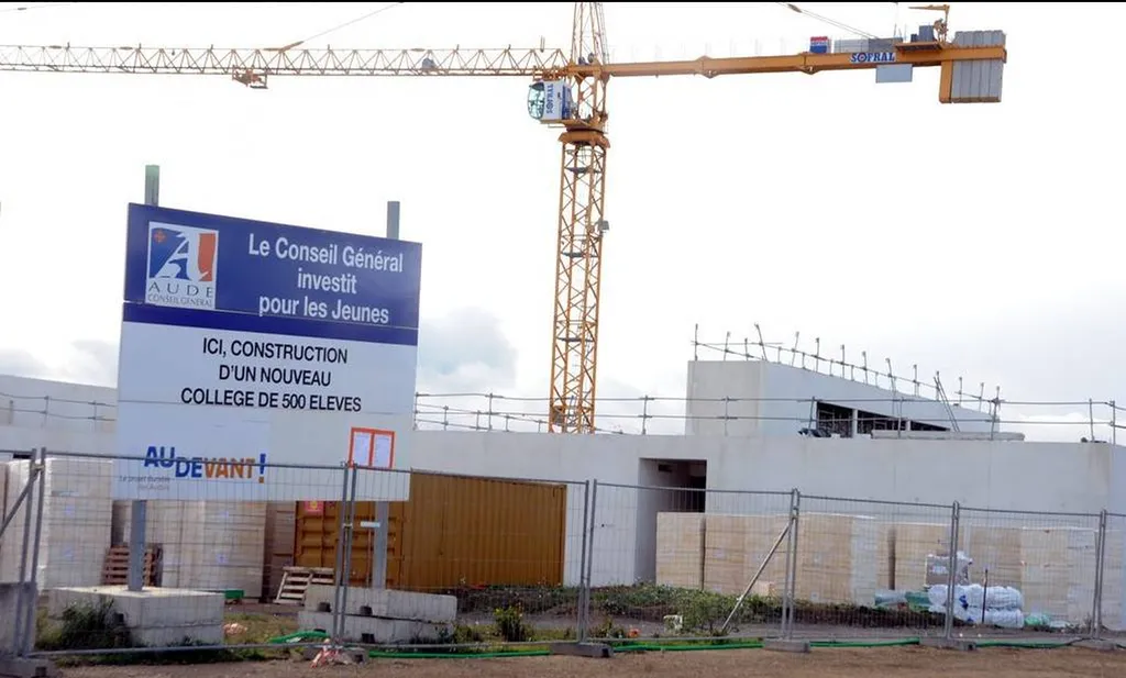 plafonds tendus dans le nouveau collège de Lézignan