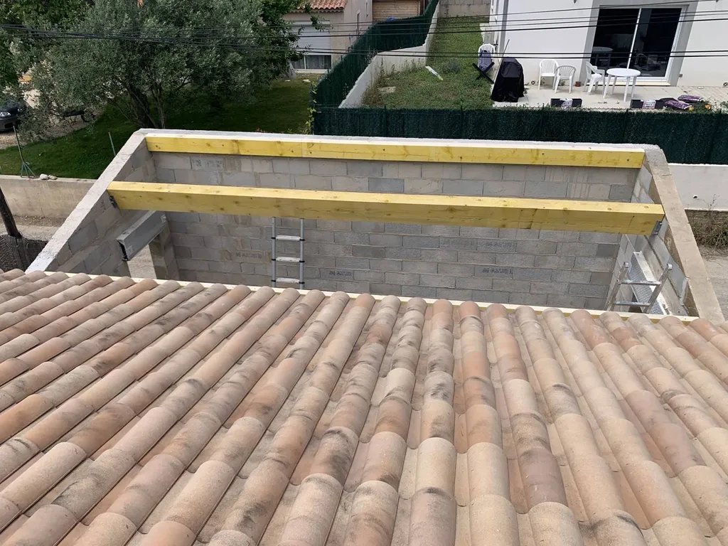 assemblage d'une charpente traditionnelle à Ensues-la-redonne