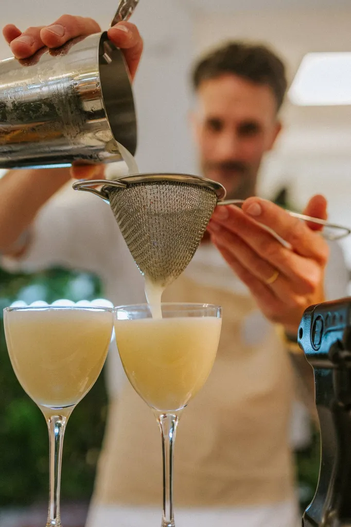 Barman mixologue en action lors d’une prestation à Lyon