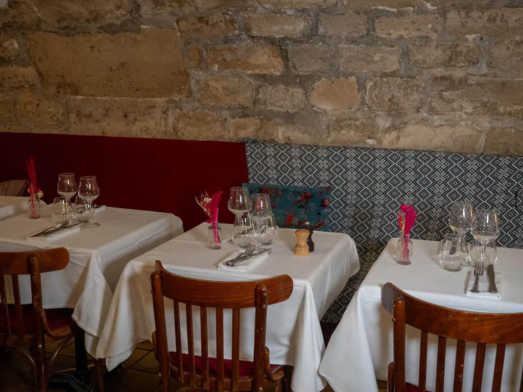 Privatisation pour fête d’anniversaire élégante et conviviale avec cave voûtée et espace bistronomique raffiné – Bistronome Saint-Michel, centre dynamique
