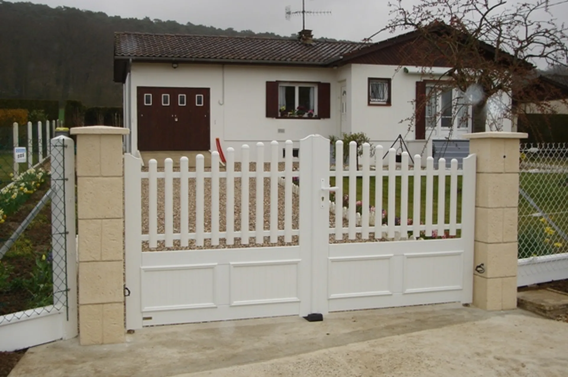 Installation de Portail PVC Ajouré avec Circulation d'Air Optimisée et Cadre Rigide à Pont l'Évêque dans le Calvados 14