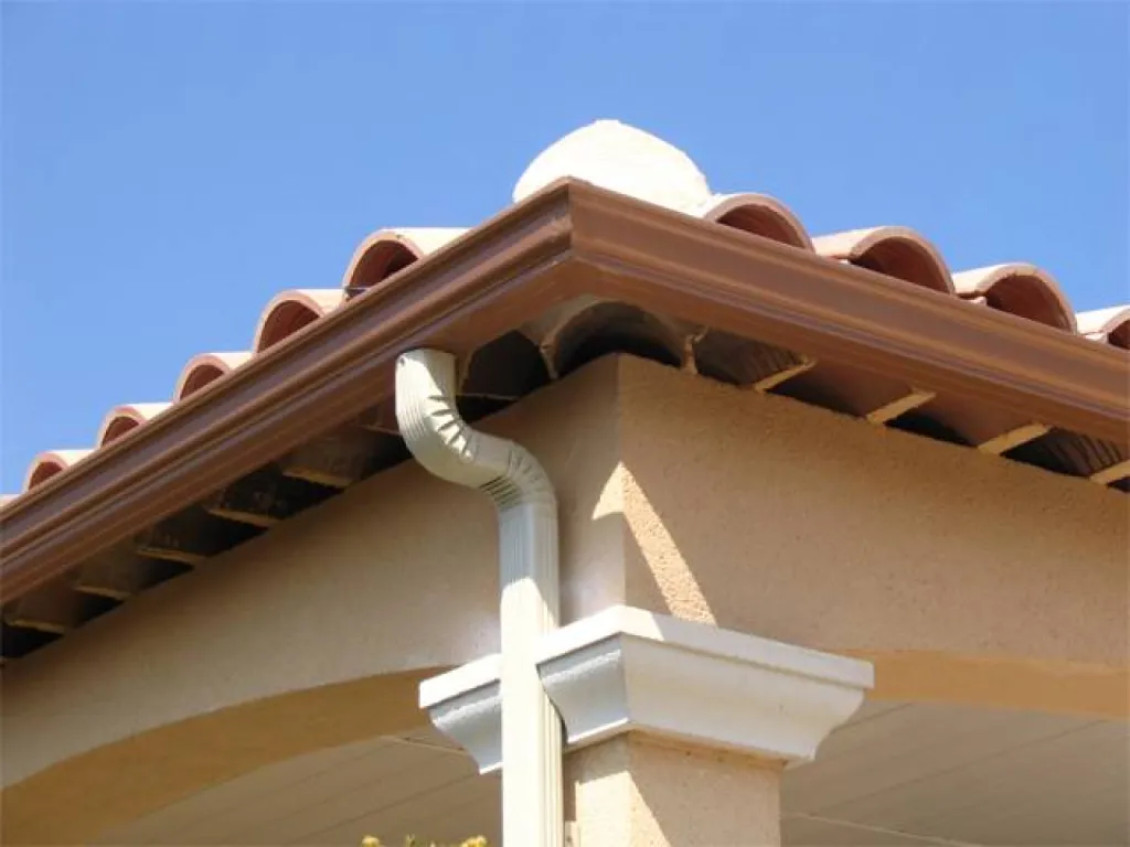 Fabrication et pose de gouttières aluminium sur-mesure avec garantie décennale à Orange pour maison traditionnelle ou immeuble