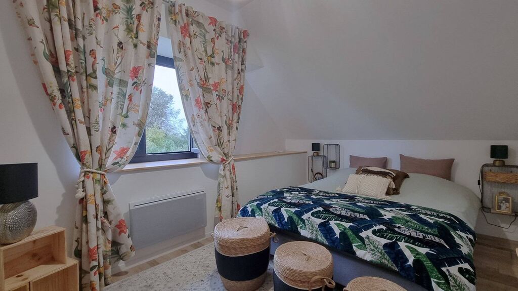 À deux pas des commerces, cette maison rénovée de 118 m² avec sous-sol complet et grand jardin de 1 500 m² allie confort et tranquillité. A 13 min de A28 et 25 min de Dieppe 76200