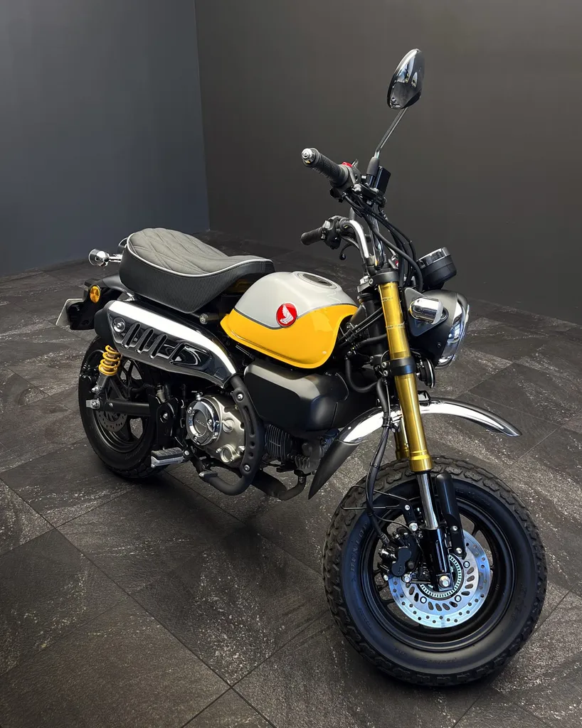 Personnaliser sa Honda Monkey 125 avec une selle de moto sur mesure par DSP Service à Le Mans