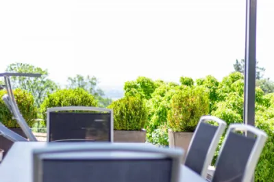 Création d'un salon extérieur en bois et sur-mesure pour villa à Marseille