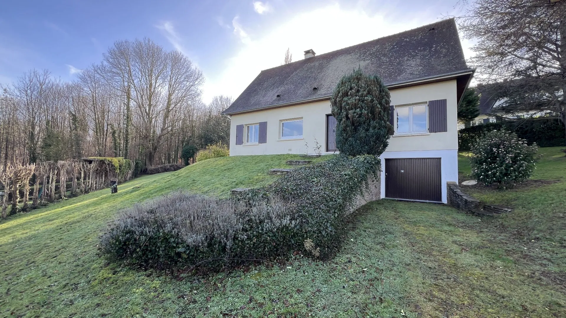 Maison d'Architecte, située à pont-et-Marais de 197 m², Parc paysager de 2 552 m² avec bois privatif