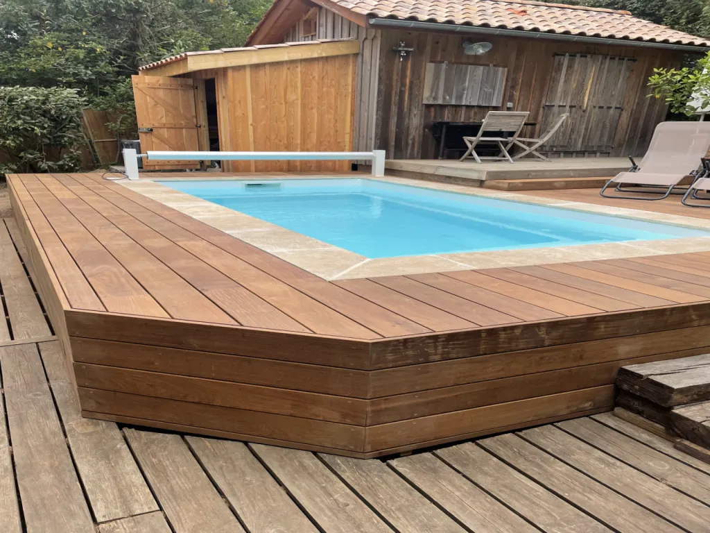 Piscine a coque avec volet roulant sécurisé avec Alohapiscines.com