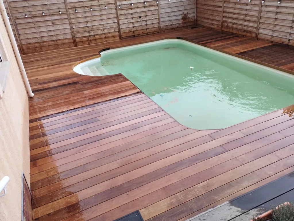 Terrasse autour du piscine a Poussan a coter de Sète 