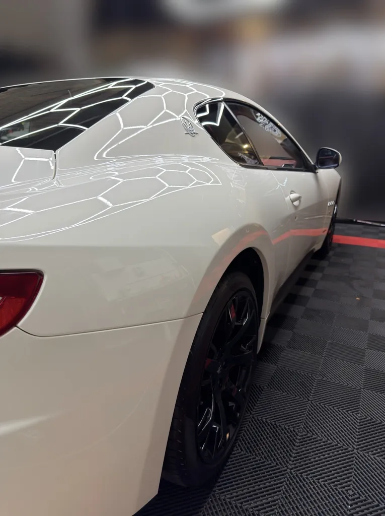 Polissage carrosserie 3 étapes pour une correction complète des défauts du vernis sur Maserati GranTurismo proche d'Ozoir-la-Ferrière