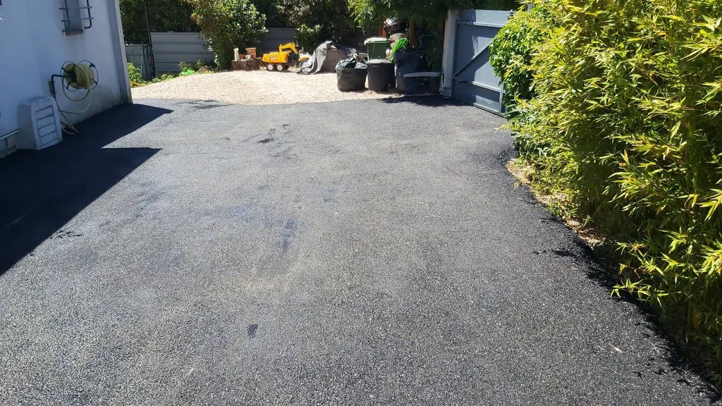 réfection d'une cour en enrobé de bitume noir sur Carnoux en Provence