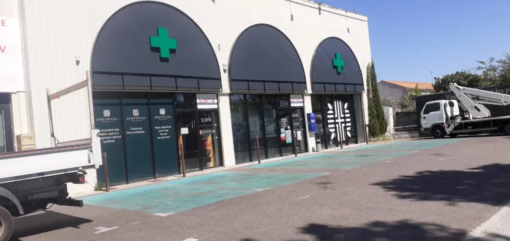 FABRICATION ET POSE D'UNE DEVANTURE DE MAGASIN CHOISI ET FABRIQUE SUIVANT LA DEMANDE DE NOTRE CLIENT A VITROLLES 13 PACA BOUCHES DU RHONE 