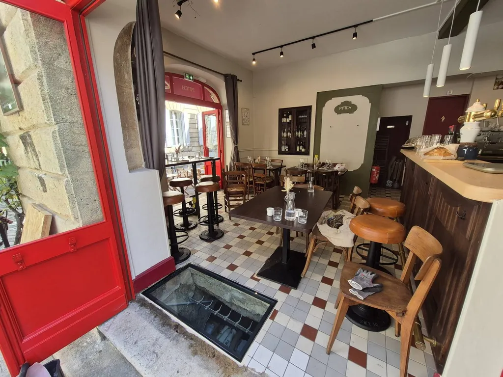 Puits de jour rénové – Résultat final alliant robustesse, transparence et élégance dans un restaurent sur Bordeaux